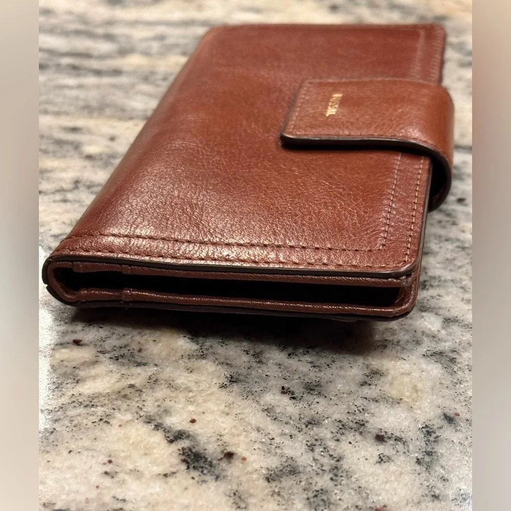 Fossil Women's Brown leather Wallet no stains or scratches